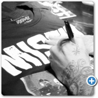 Misfits:
                    T-Shirt + Autograph